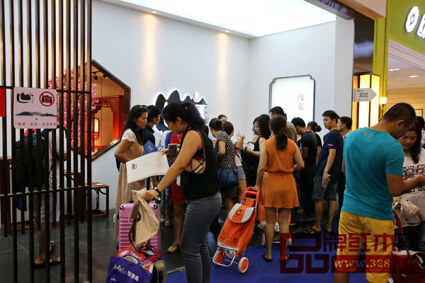 东莞名家具展首日，国寿红木展馆门前人气爆棚