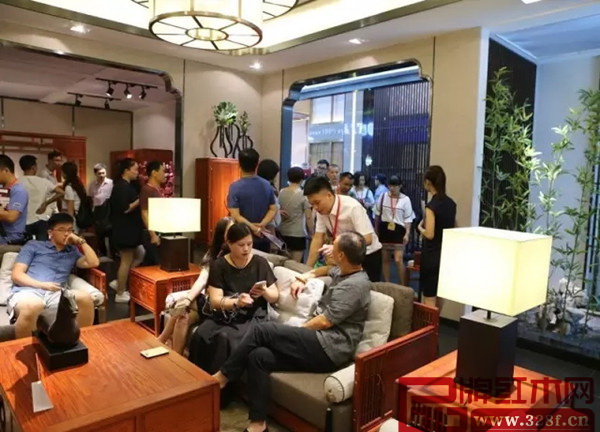 国寿红木东莞名家具展招商现场人来人往
