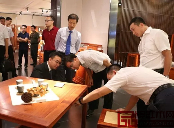 国寿红木的用材、设计细节始终领先于行业标准,得到现场来宾的一致好评 国寿红木的用材、设计细节始终领先于行业标准,得到现场来宾的一致好评